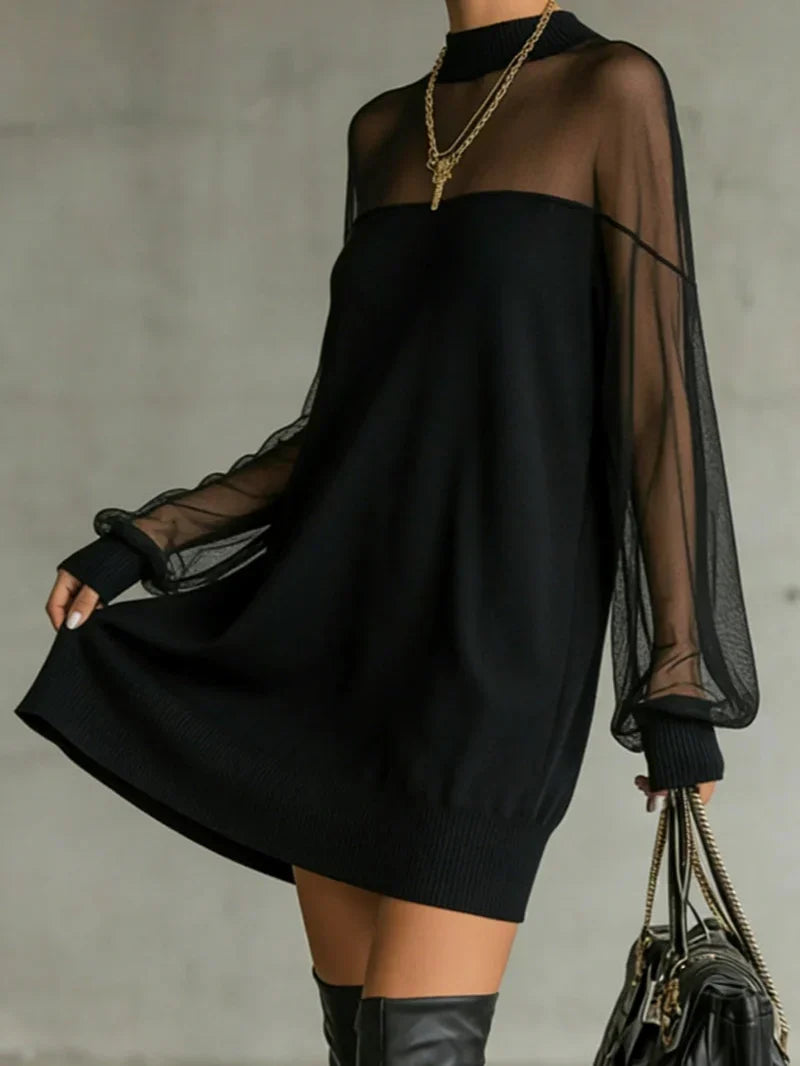 Minivestido negro con cuello alto y malla