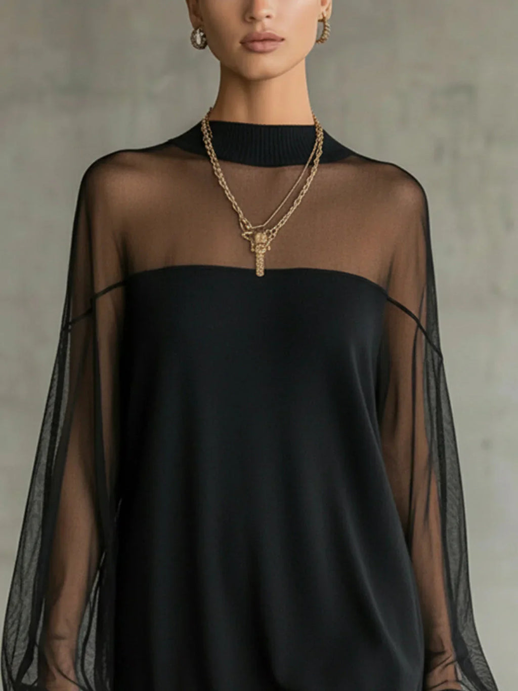 Minivestido negro con cuello alto y malla