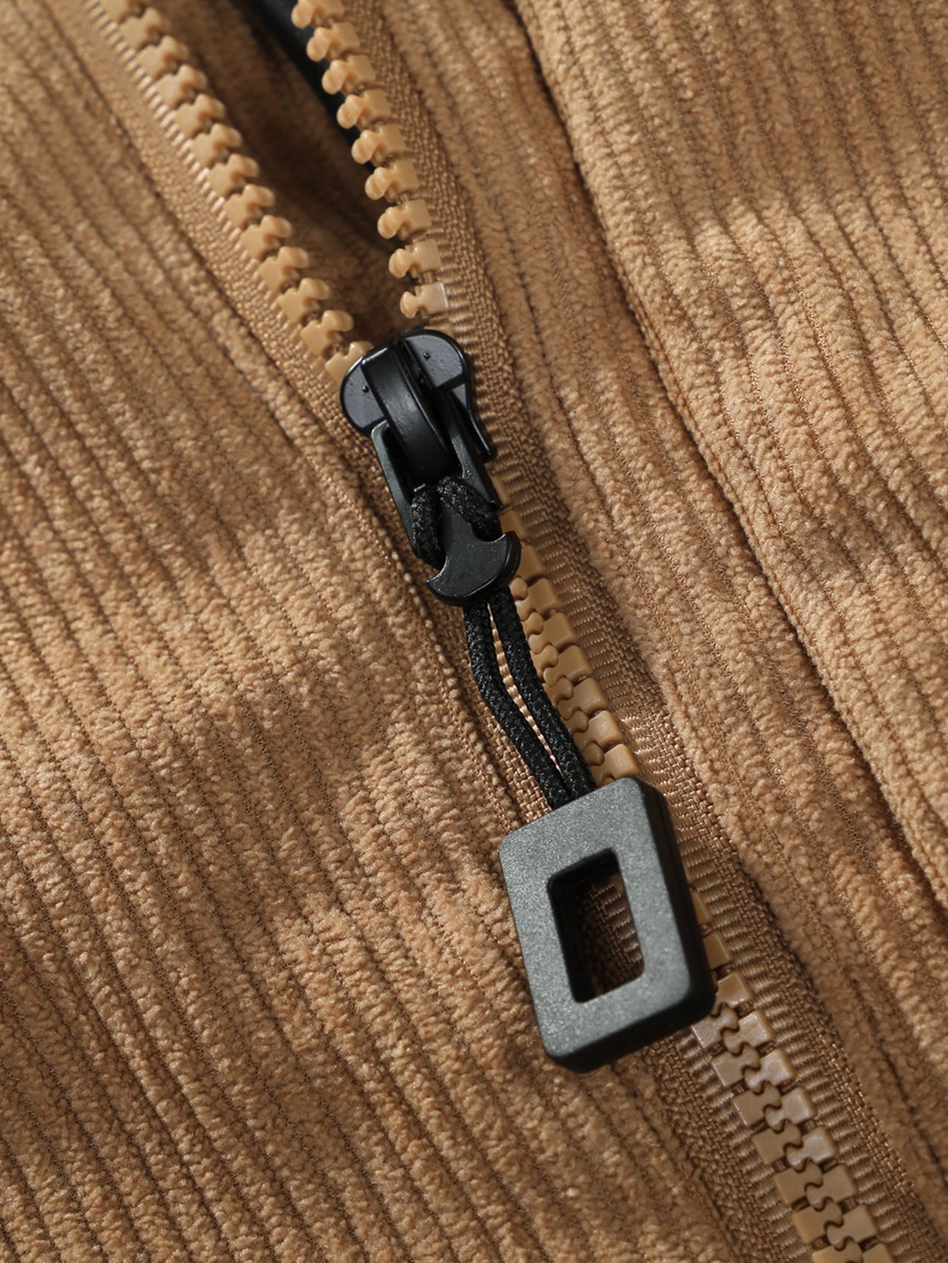Chaqueta con capucha