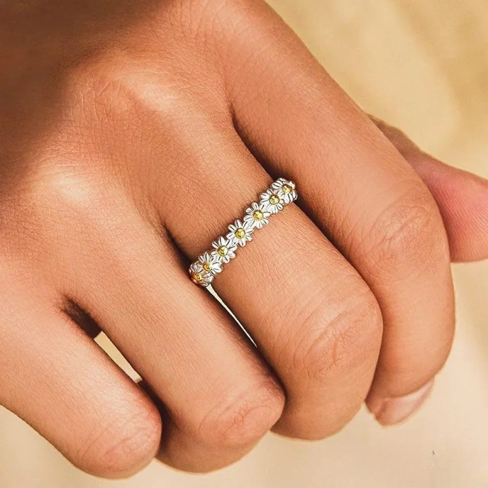 Anillo ajustable con una margarita