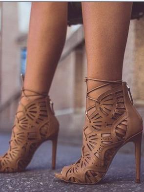 Sandalias de tacón alto con recortes