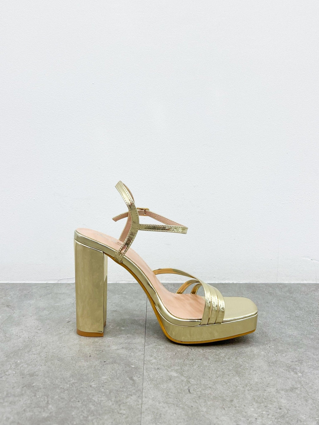 Sandal heel golden thin bands